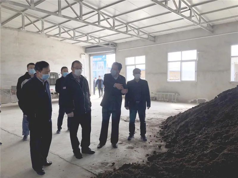 （调研组查看红星美羚自主生产的有机肥料）